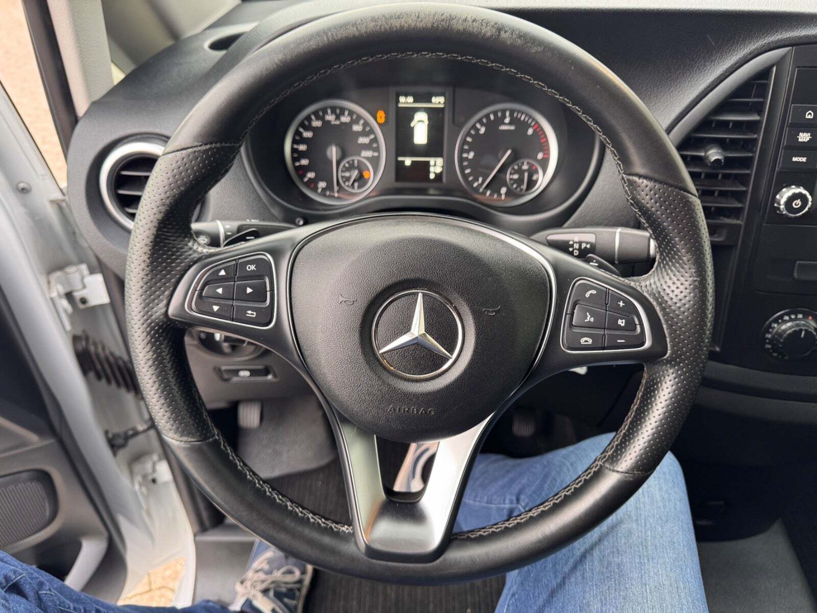 Hvid Mercedes Vito 114 fra 2020