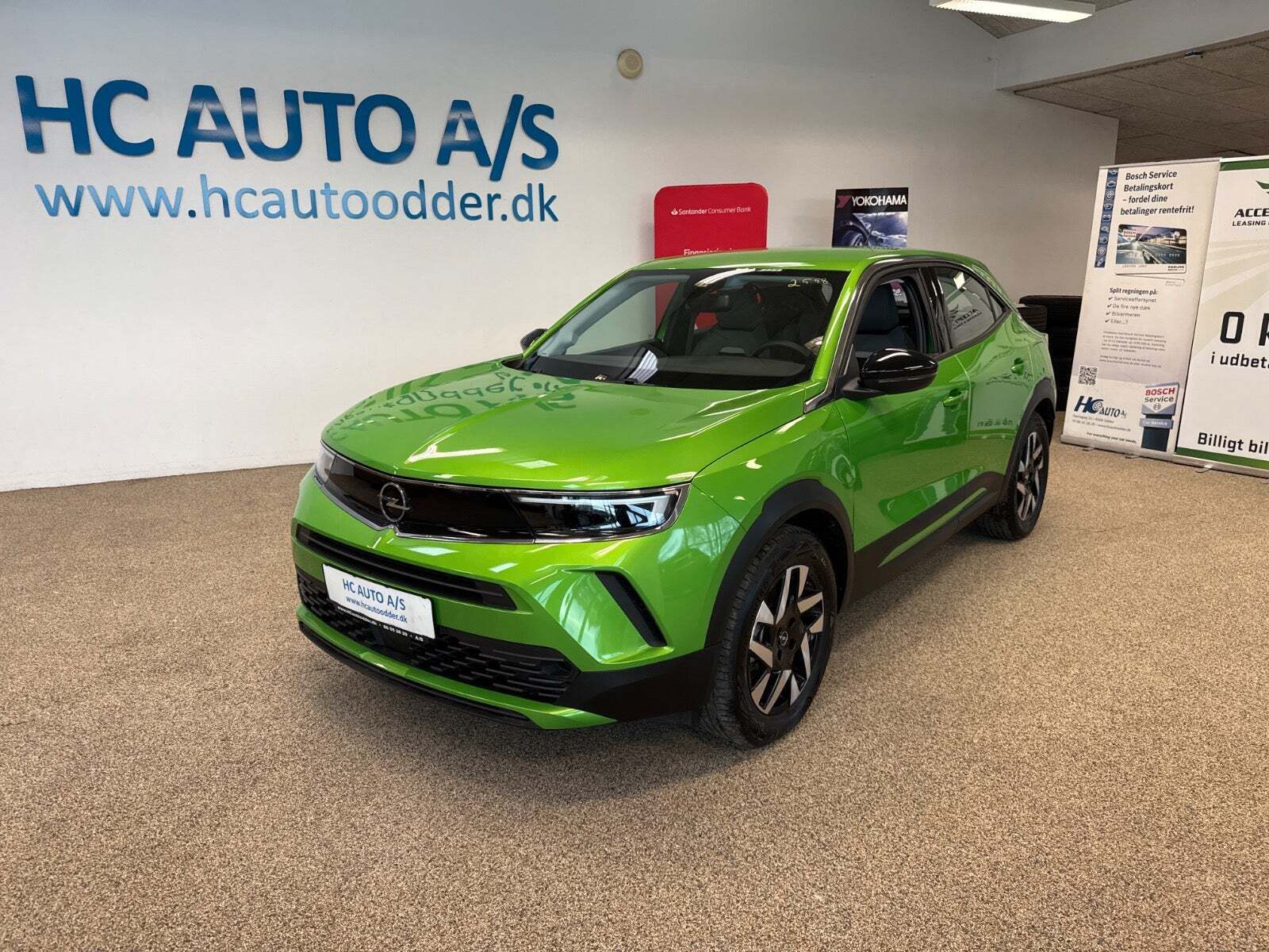 Grøn Opel Mokka-e fra 2024 set udefra