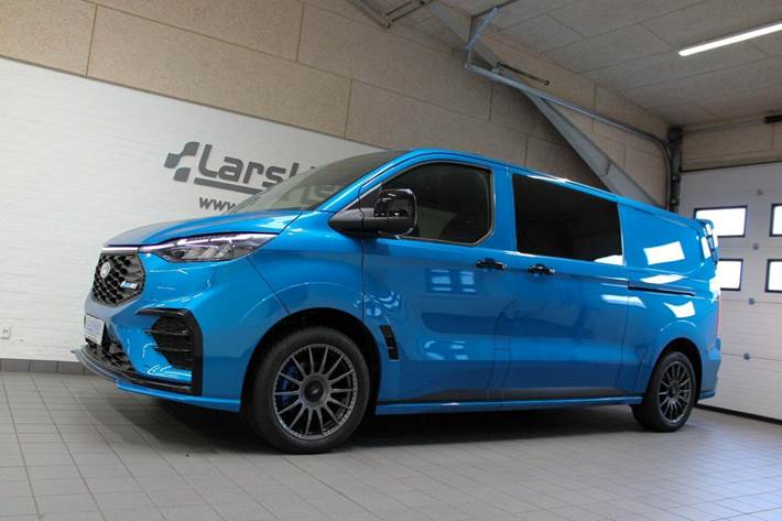 Blå Ford E-Transit Custom Kombi 320S fra 2025 set udefra