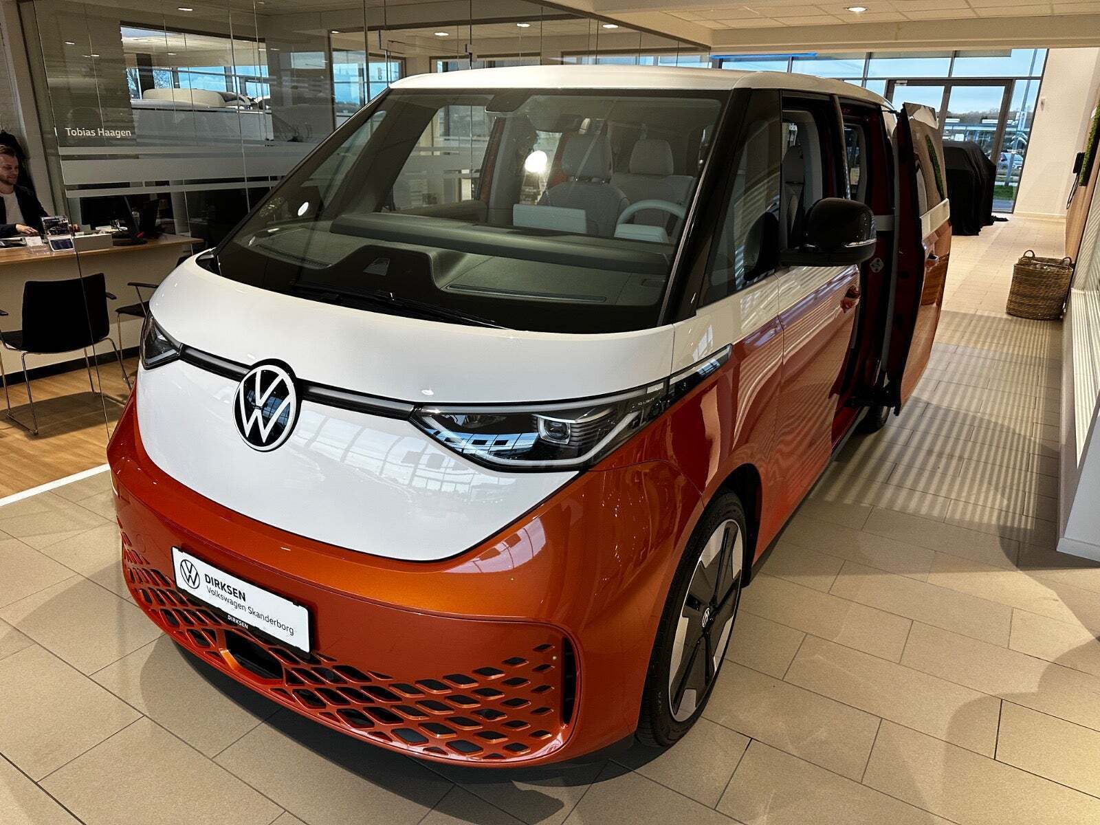 Orange VW ID.Buzz fra 2023
