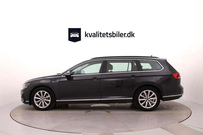 Grå VW Passat fra 2021
