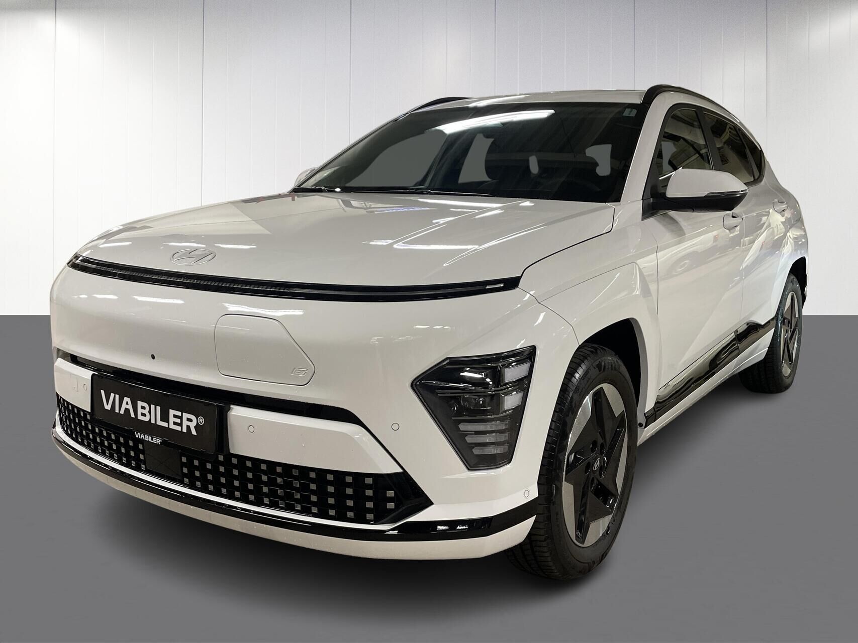 Hvid Hyundai Kona fra 2024 set udefra