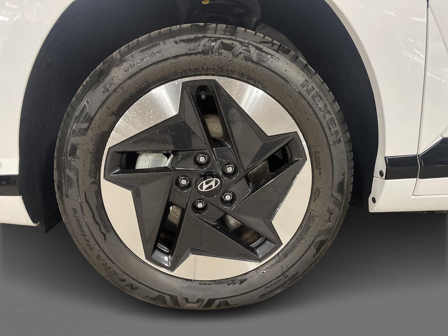 Hvid Hyundai Kona fra 2024