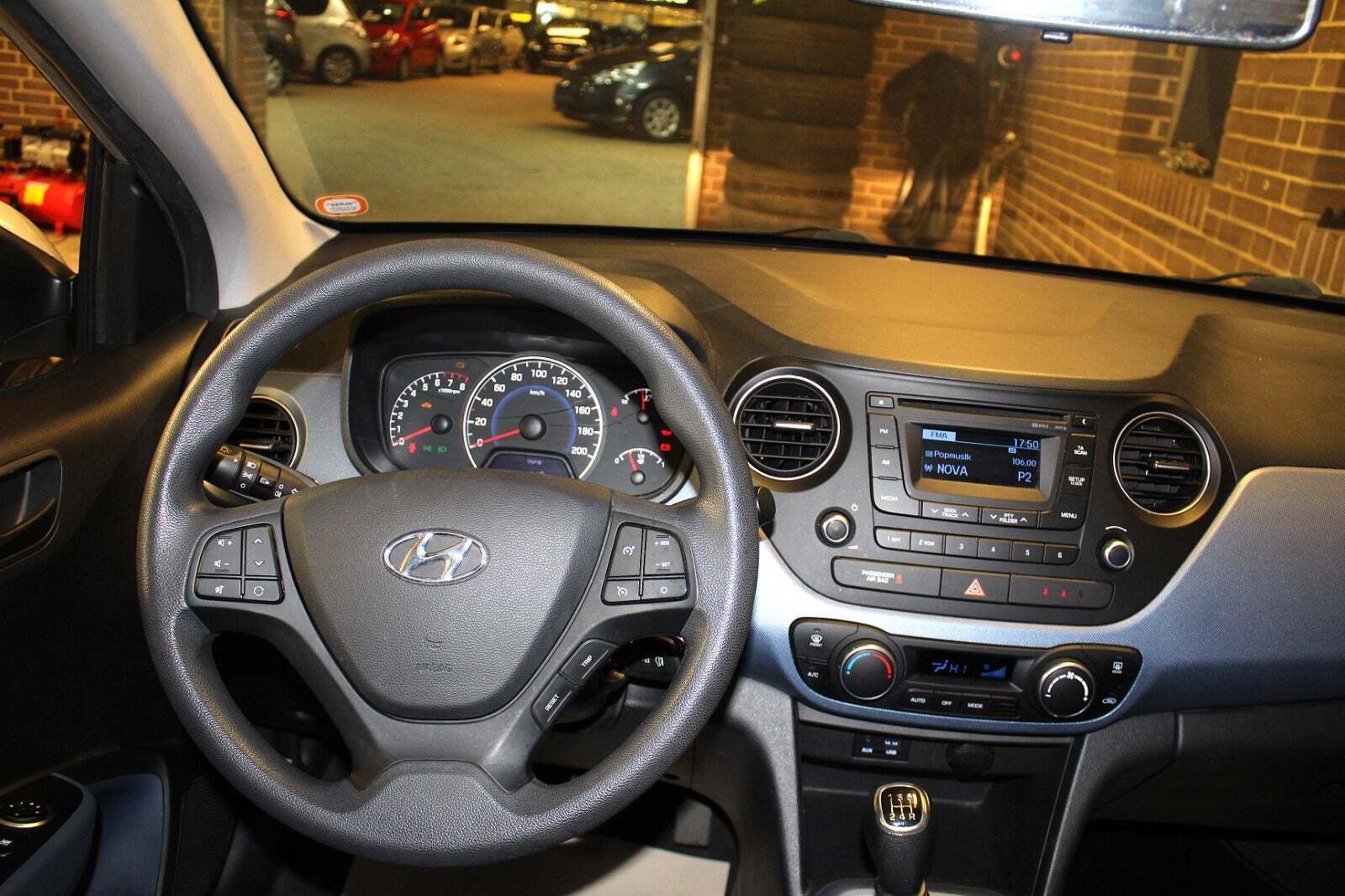 Sølv Hyundai i10 fra 2016