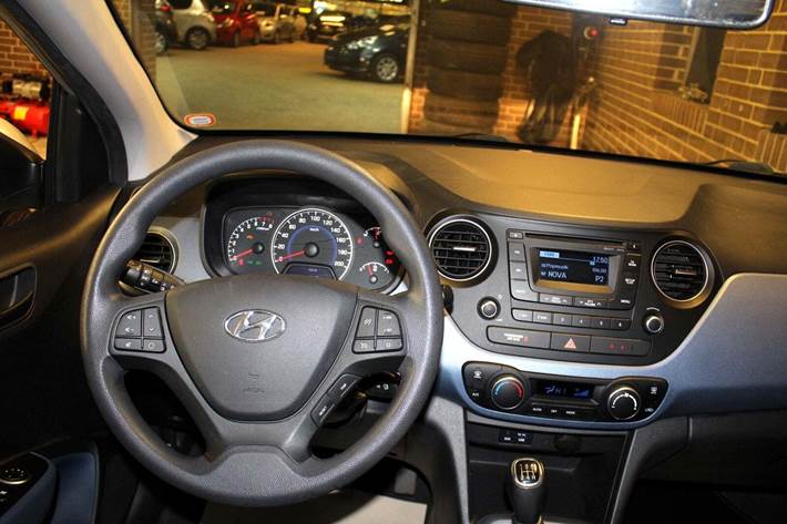 Sølv Hyundai i10 fra 2016