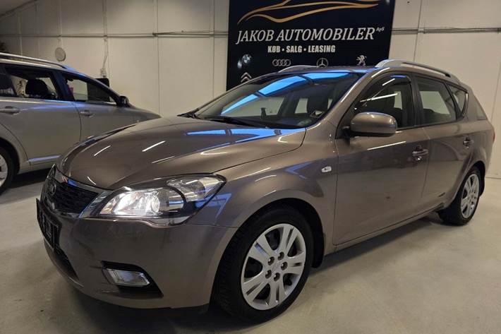 Grå Kia Ceed fra 2010 set udefra