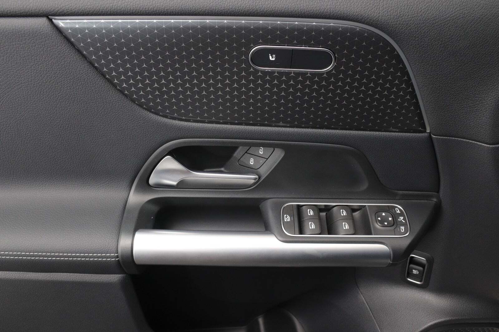 Sort Mercedes EQA300 fra 2024