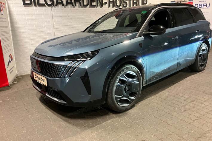 Blå Peugeot e-5008 fra 2024 set udefra