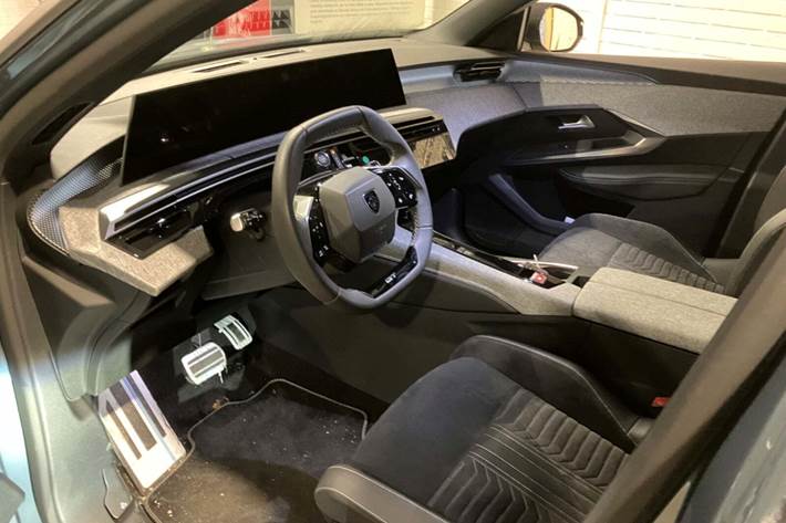 Blå Peugeot e-5008 fra 2024