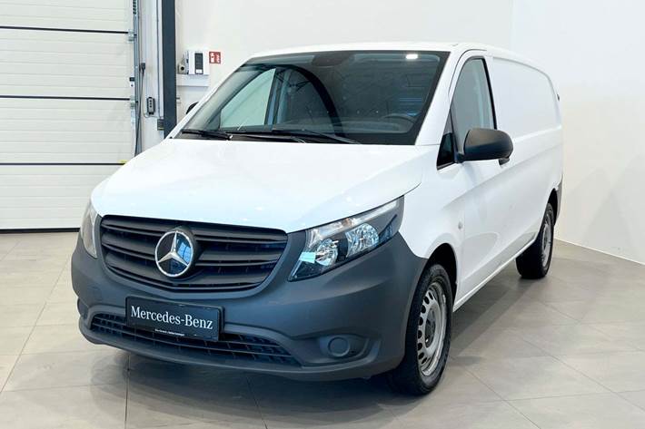 Hvid Mercedes Vito 114 fra 2022 set udefra