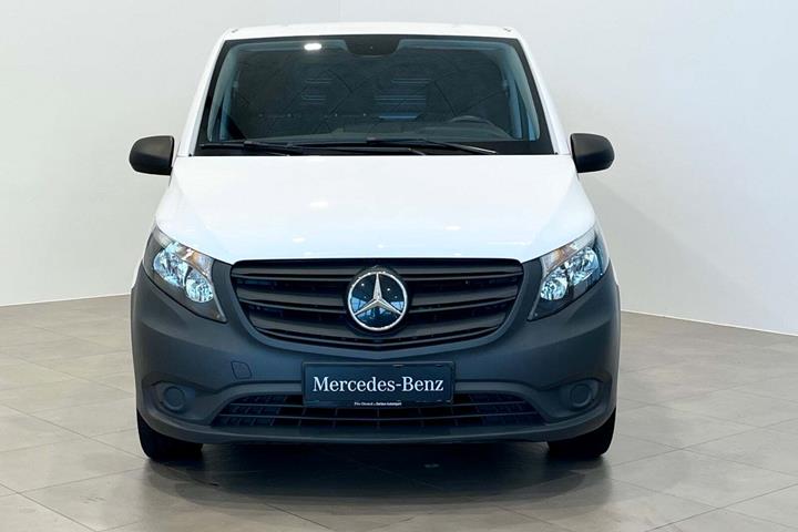 Hvid Mercedes Vito 114 fra 2022