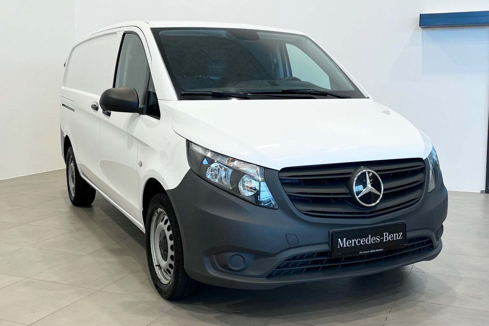 Hvid Mercedes Vito 114 fra 2022