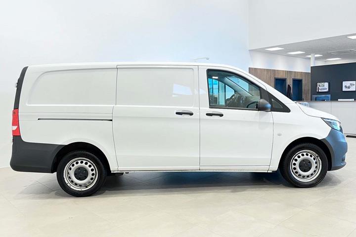 Hvid Mercedes Vito 114 fra 2022