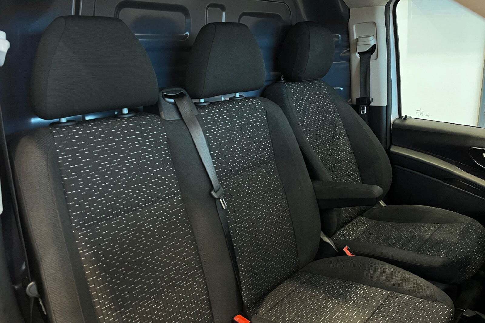 Hvid Mercedes Vito 114 fra 2022