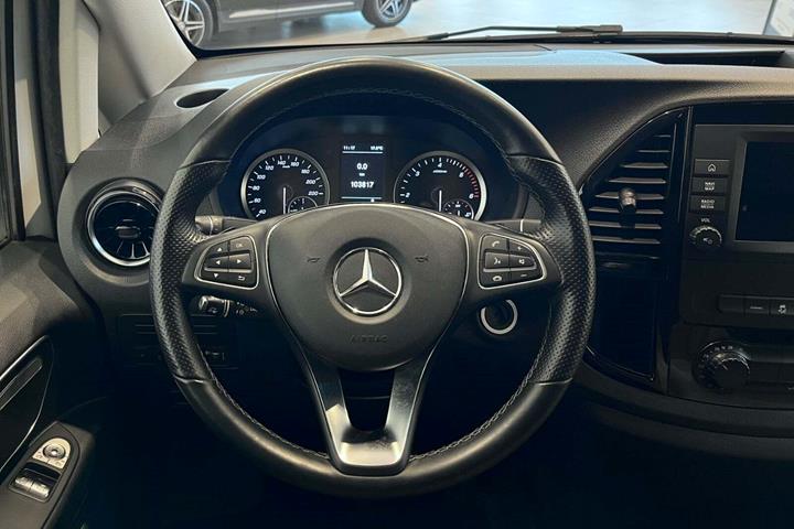 Hvid Mercedes Vito 114 fra 2022