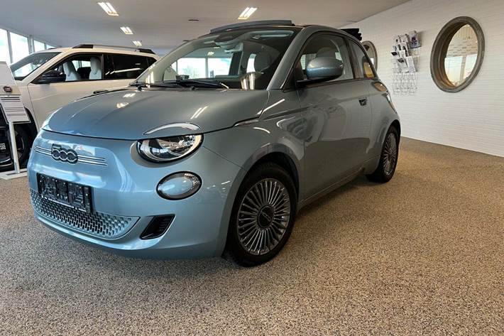 Blå Fiat 500e fra 2022 set udefra