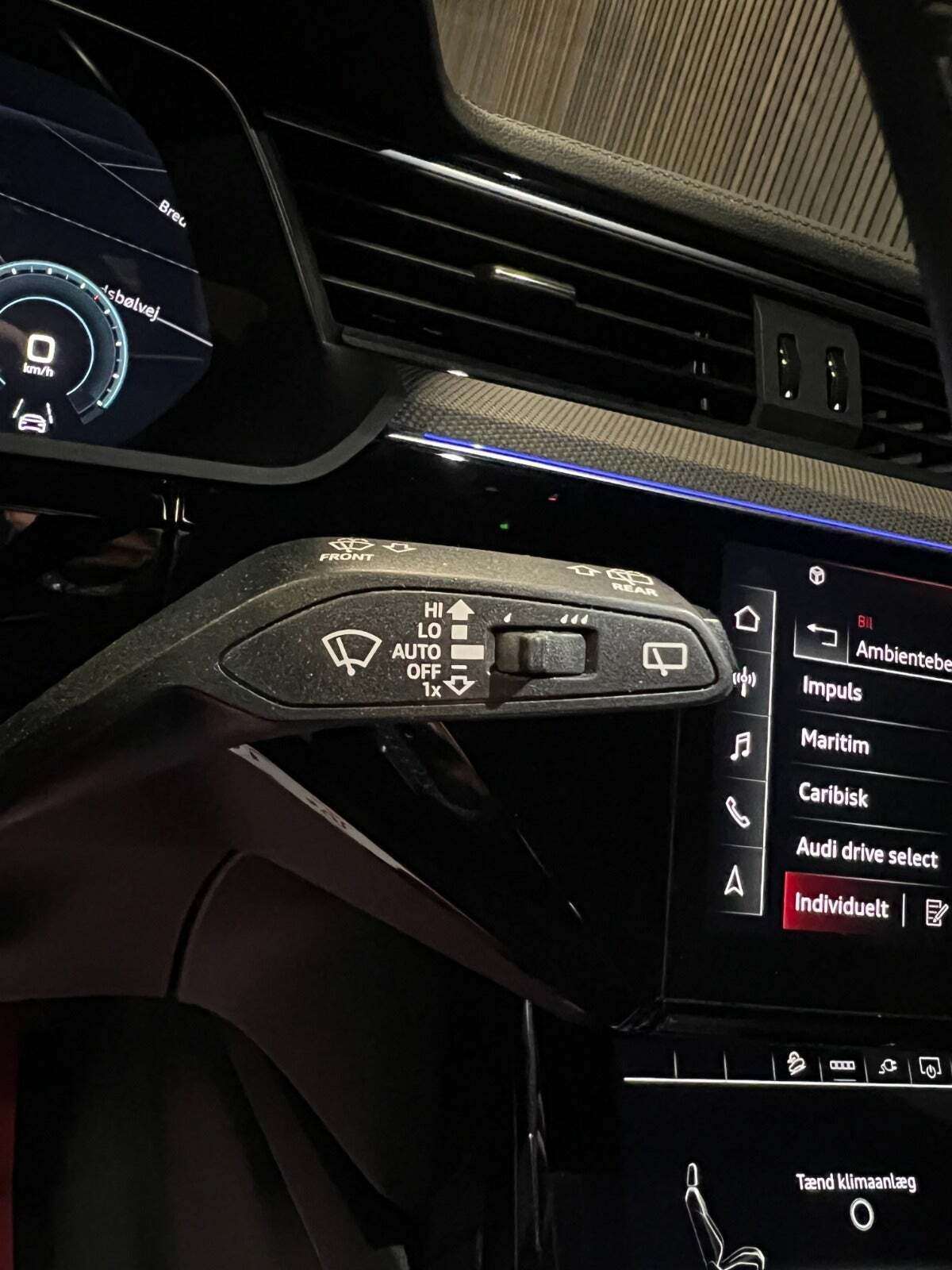 Grå Audi e-tron fra 2022