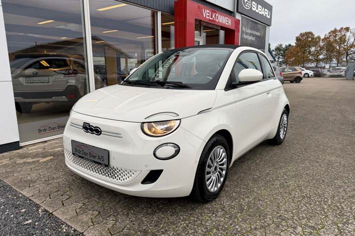 Hvid Fiat 500e fra 2023 set udefra