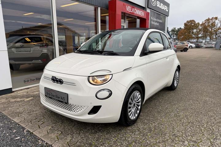 Hvid Fiat 500e fra 2023 set udefra