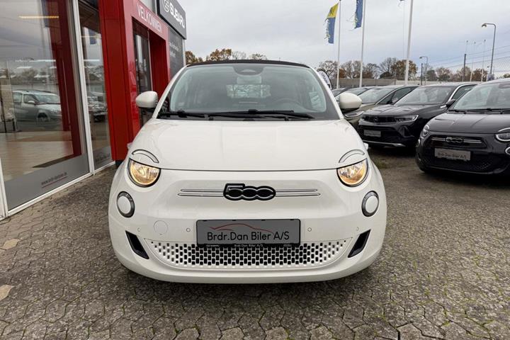 Hvid Fiat 500e fra 2023
