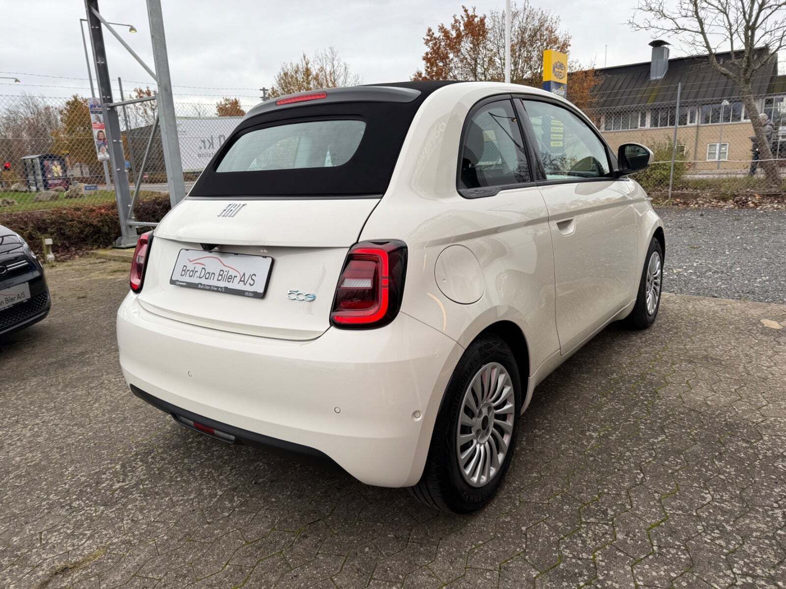 Hvid Fiat 500e fra 2023
