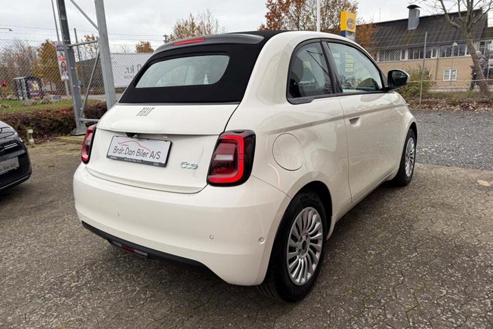 Hvid Fiat 500e fra 2023