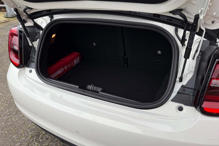 Hvid Fiat 500e fra 2023