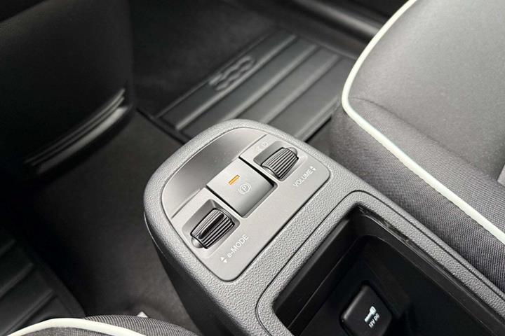 Hvid Fiat 500e fra 2023