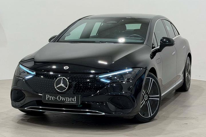 Sort Mercedes EQE300 fra 2023 set udefra
