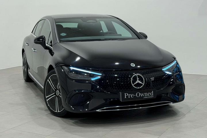 Sort Mercedes EQE300 fra 2023