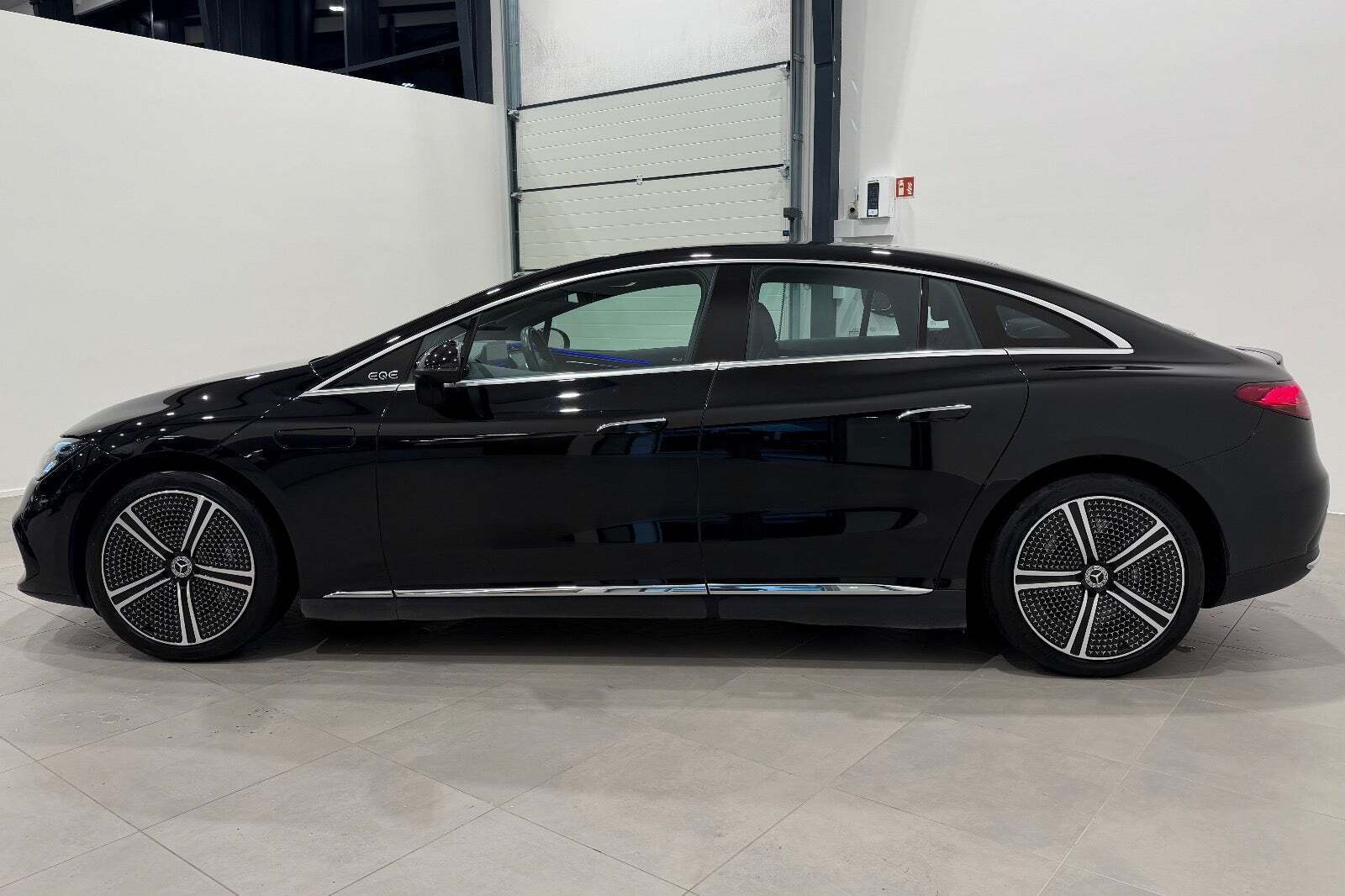Sort Mercedes EQE300 fra 2023