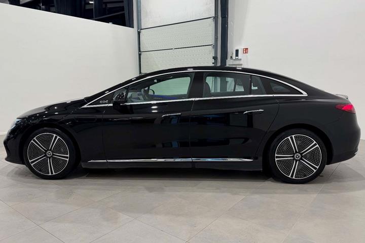 Sort Mercedes EQE300 fra 2023