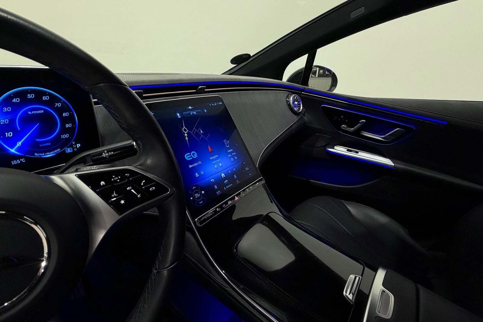Sort Mercedes EQE300 fra 2023