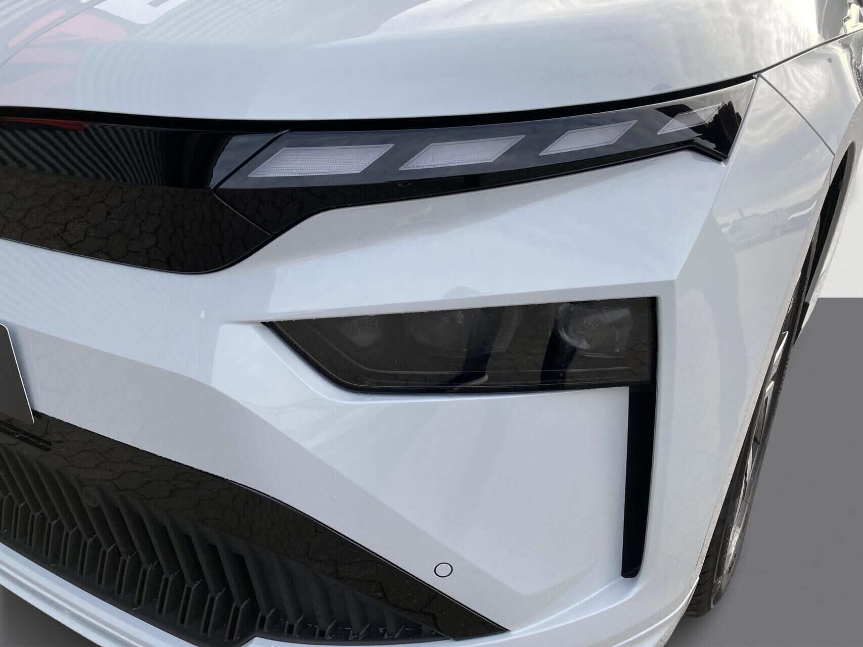 Hvid Skoda Enyaq fra 2025