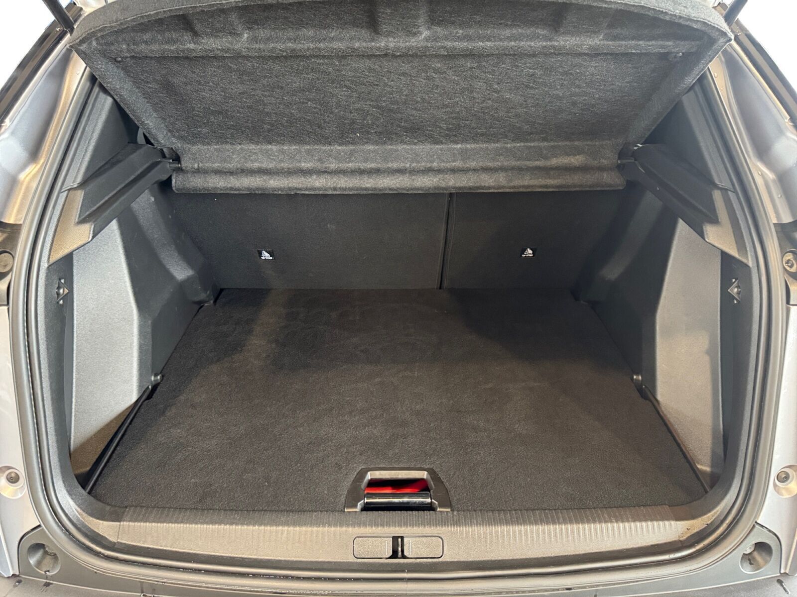 Grå Peugeot e-2008 fra 2023