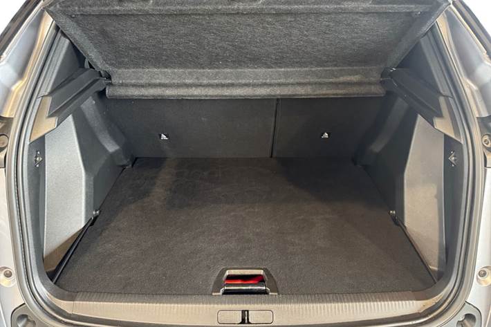 Grå Peugeot e-2008 fra 2023