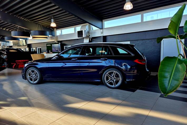 Blå Mercedes C220 d fra 2018