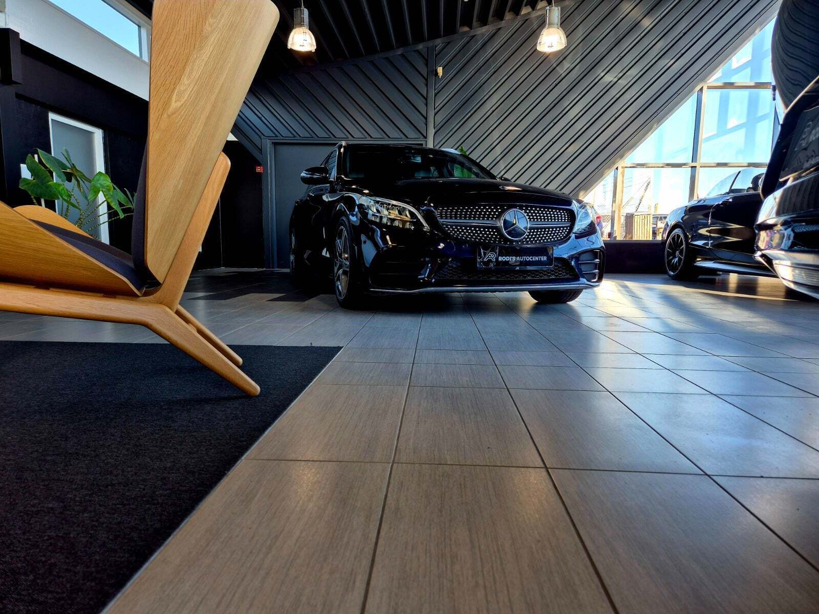 Blå Mercedes C220 d fra 2018