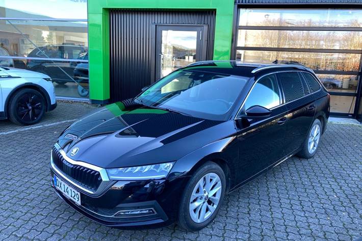 Sort Skoda Octavia fra 2024 set udefra
