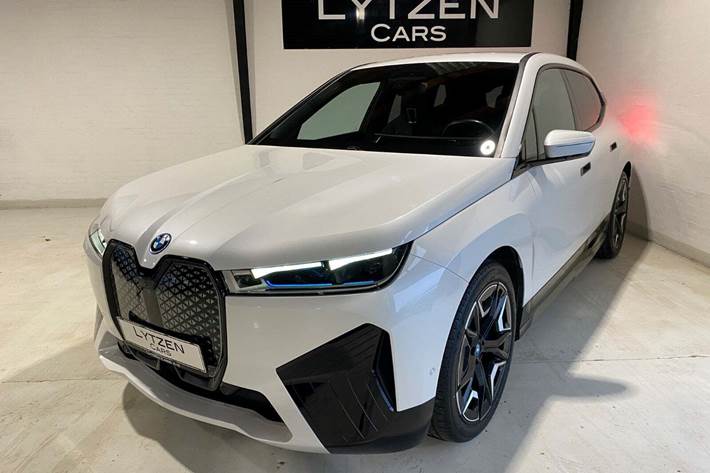 Hvid BMW iX fra 2023 set udefra