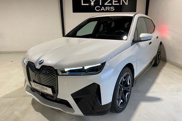 Hvid BMW iX fra 2023 set udefra