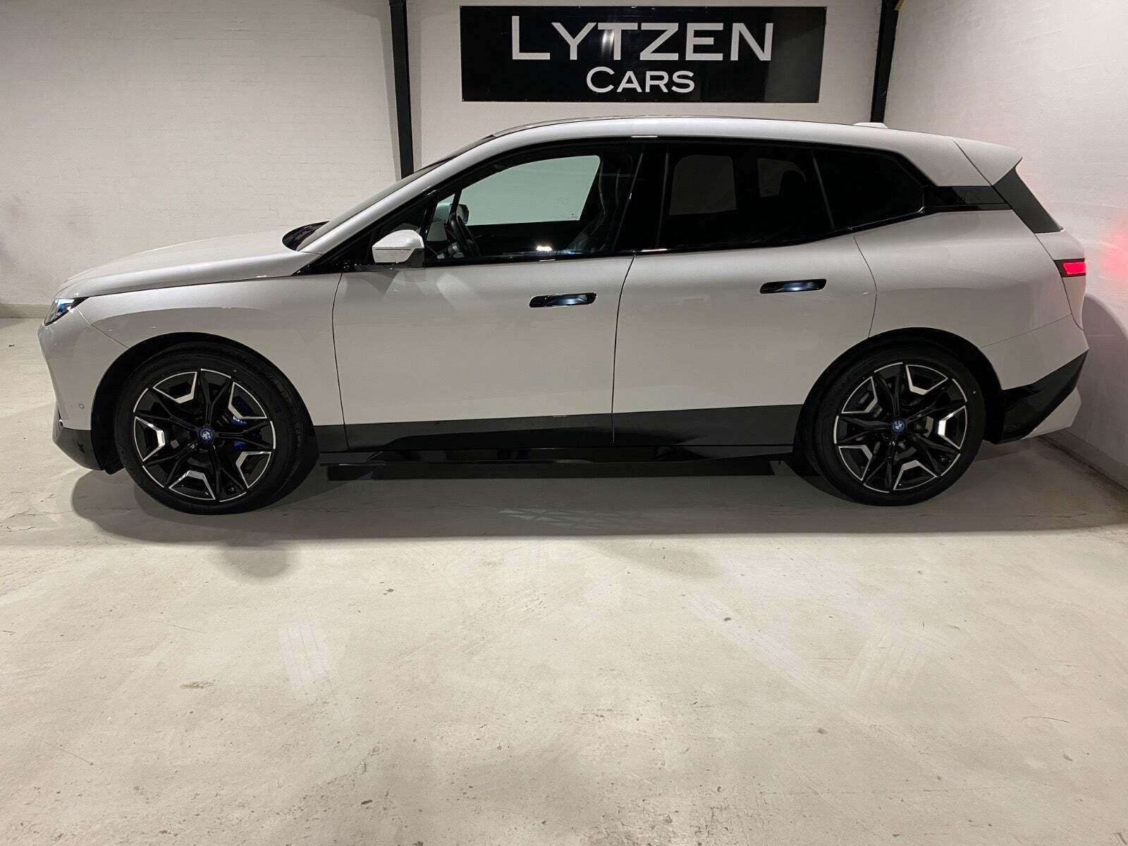 Hvid BMW iX fra 2023