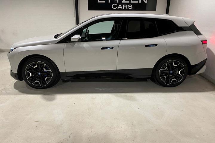 Hvid BMW iX fra 2023