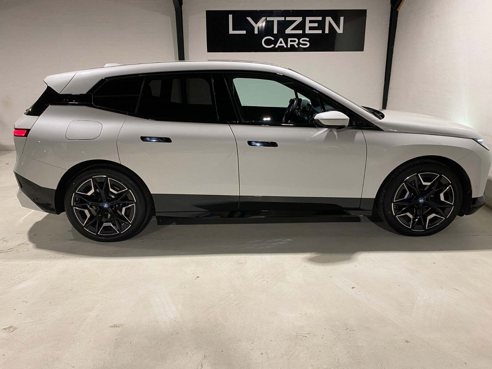 Hvid BMW iX fra 2023