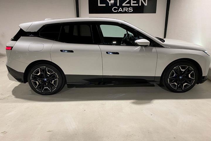 Hvid BMW iX fra 2023