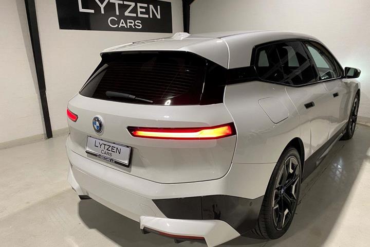 Hvid BMW iX fra 2023