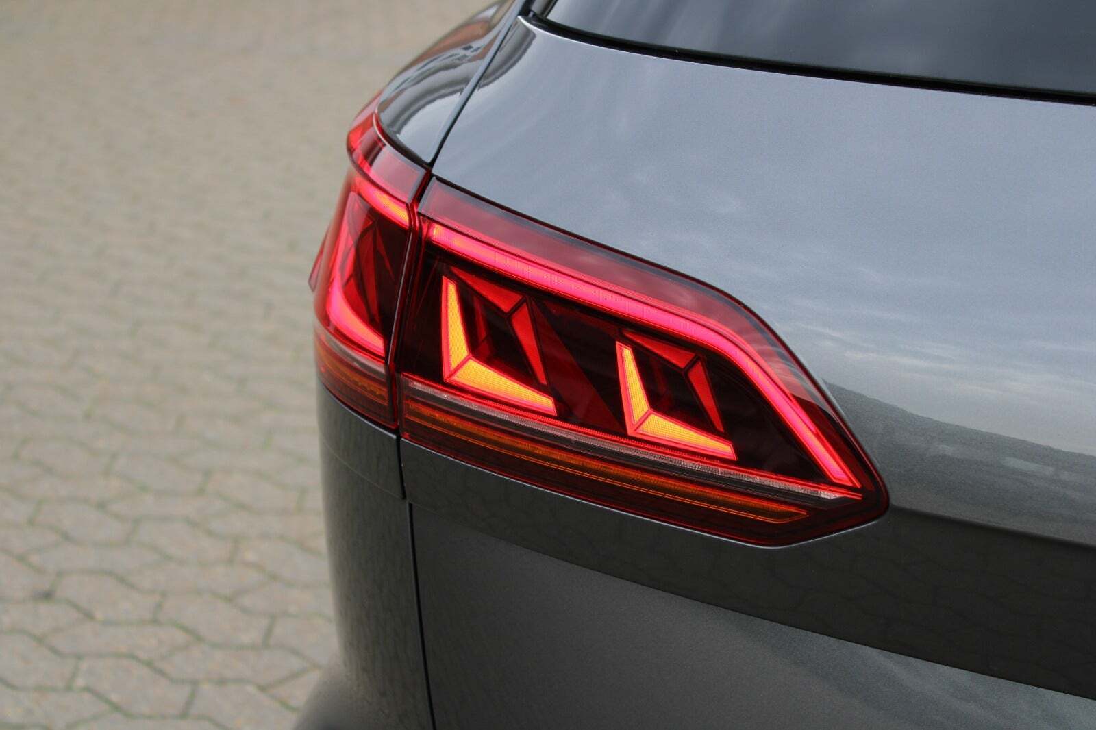 Grå VW Touareg fra 2019