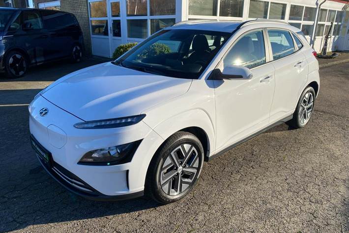 Hvid Hyundai Kona fra 2023 set udefra