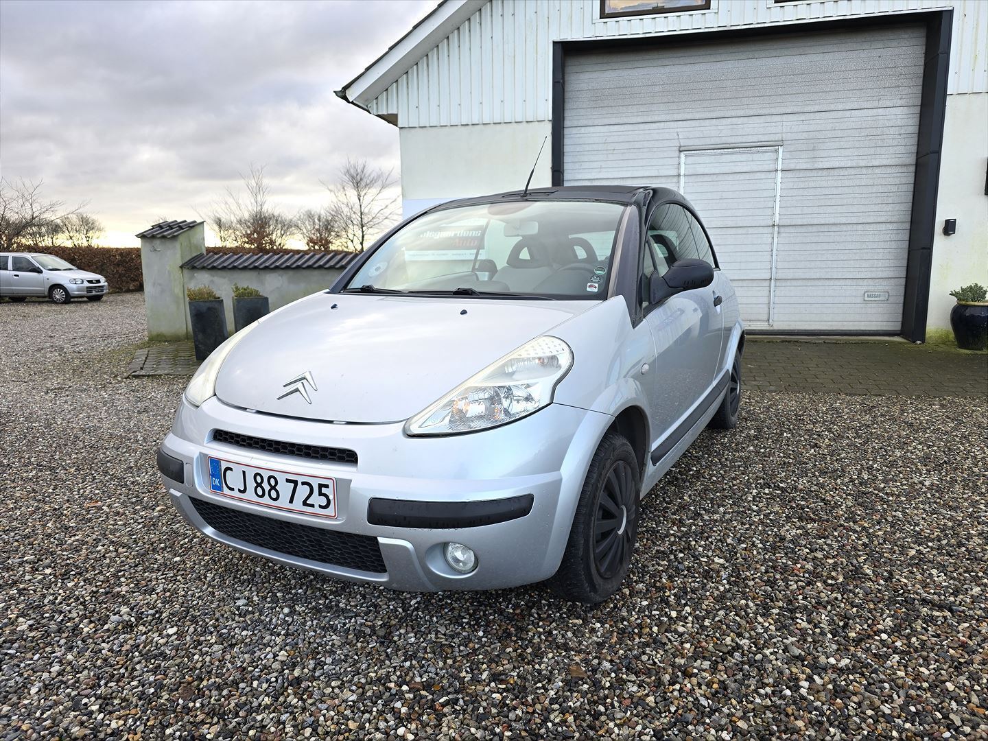 Sølv Citroën C3 Pluriel fra 2004 set udefra