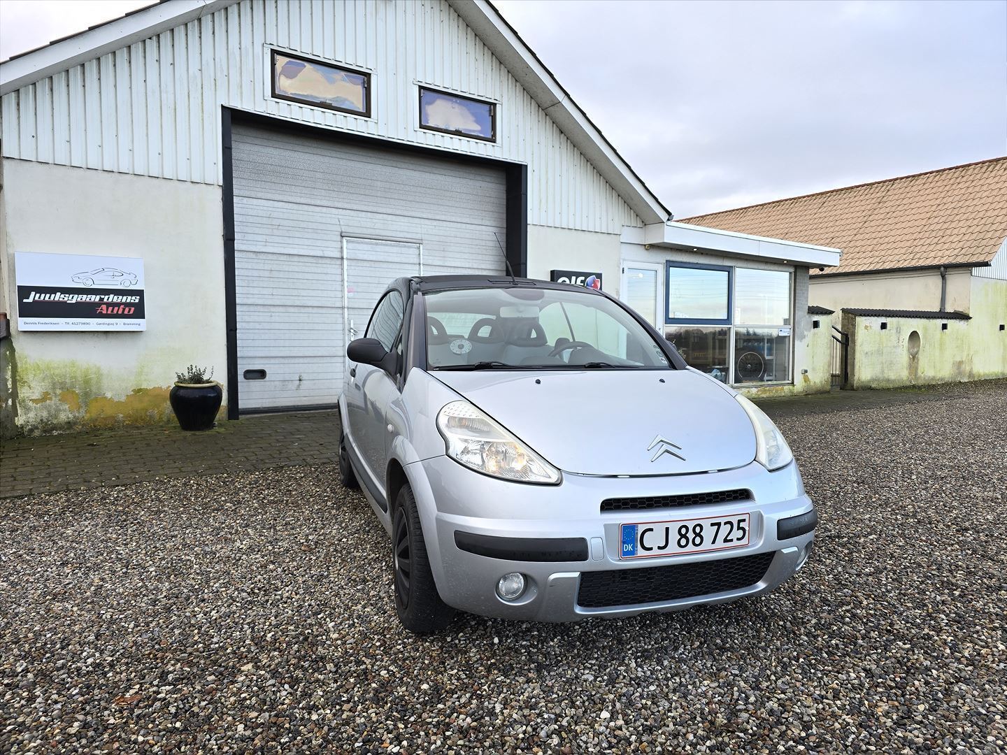 Sølv Citroën C3 Pluriel fra 2004 set udefra